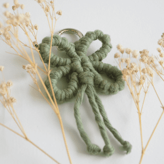 Charm quadrifoglio in macramè verde eucalipto